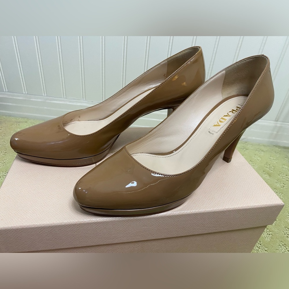 PRADA Calzature Donna 3” Heel Pump - Cammeo Caramel Color